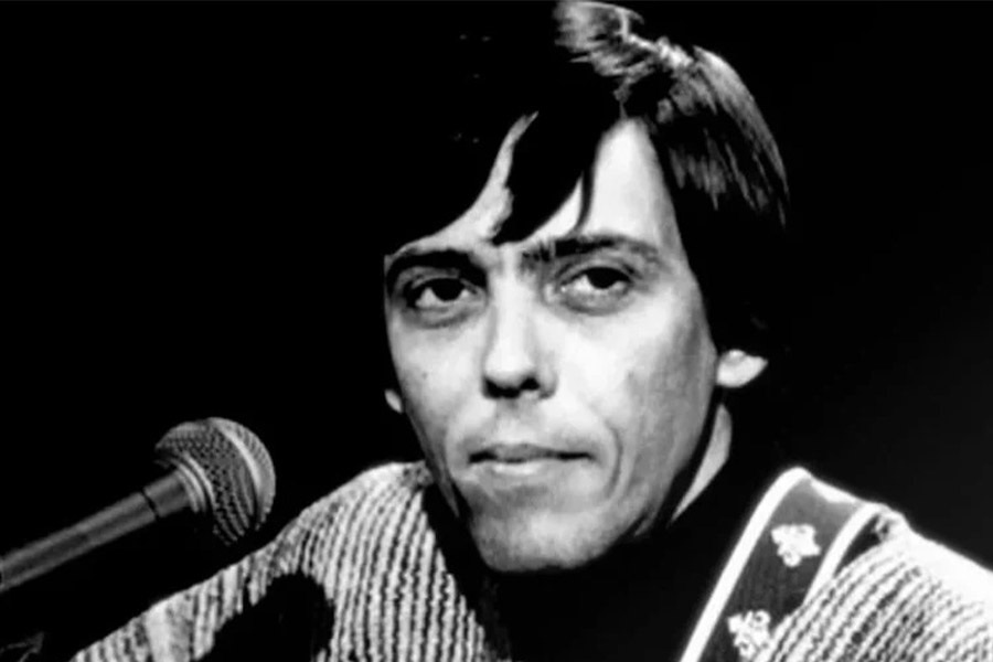 Noel Nicola canta acompañado por su guitarra